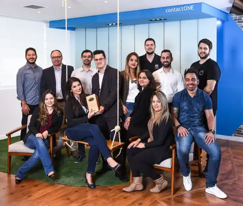 Equipe corporativa reunida em escritório em São Paulo
