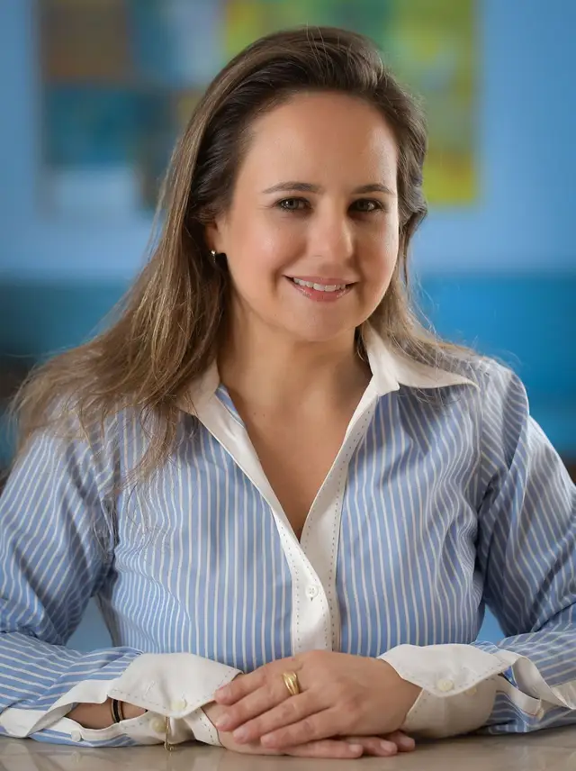 Retrato profissional de mulher executiva em ambiente corporativo