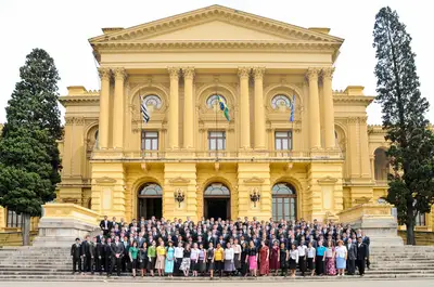 Foto de equipe corporativa reunida em ambiente de trabalho