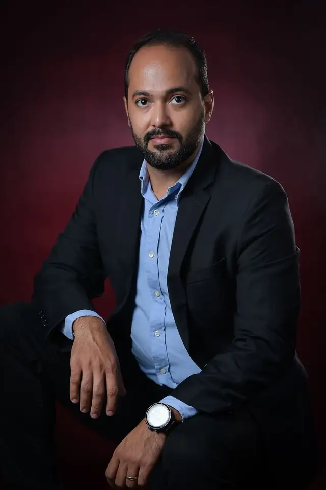 Retrato profissional de homem executivo em estúdio